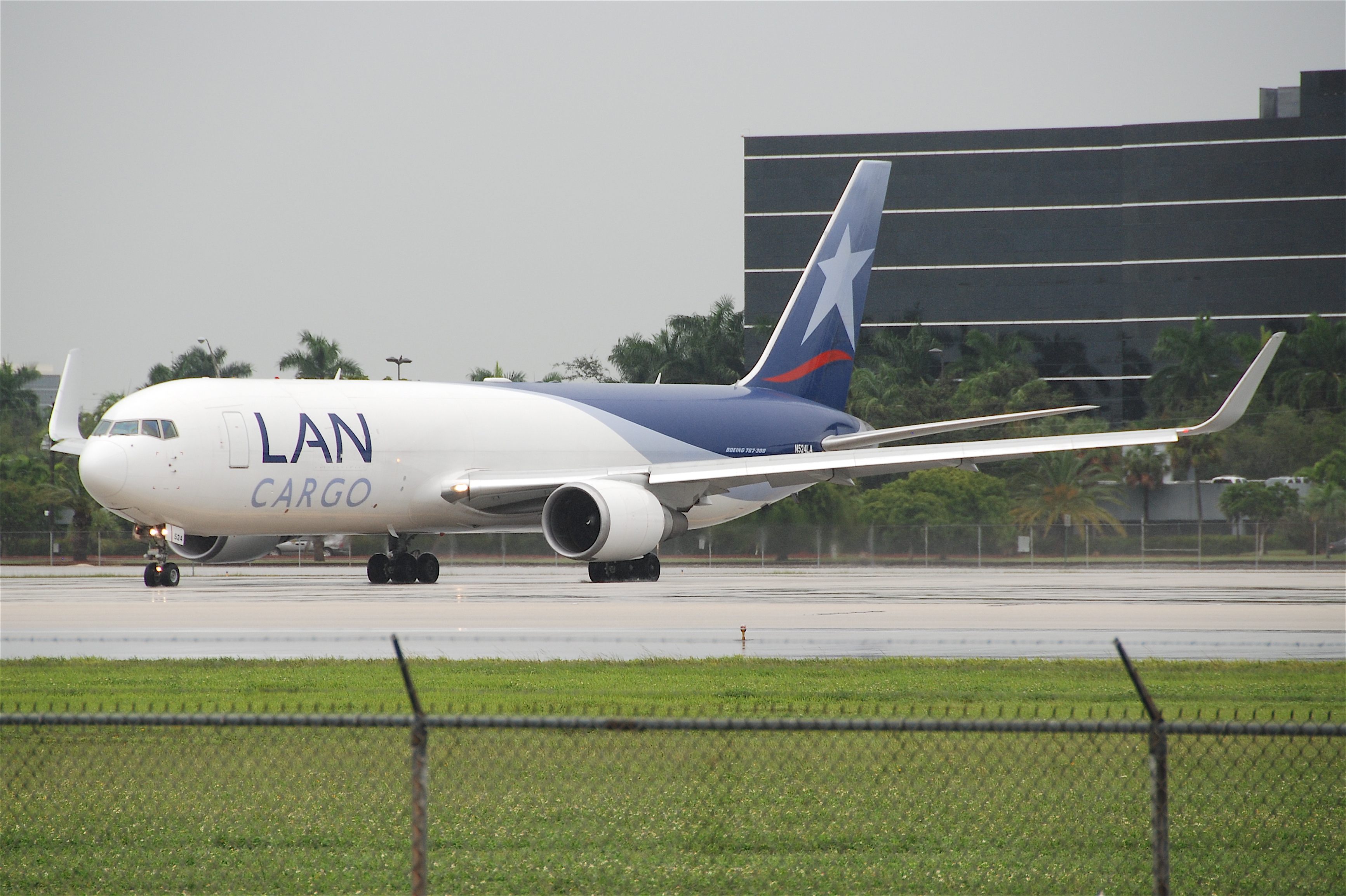 LAN Cargo Boeing 767-300ERF; N524LA@MIA;17.10.2011 626go (6447042557)