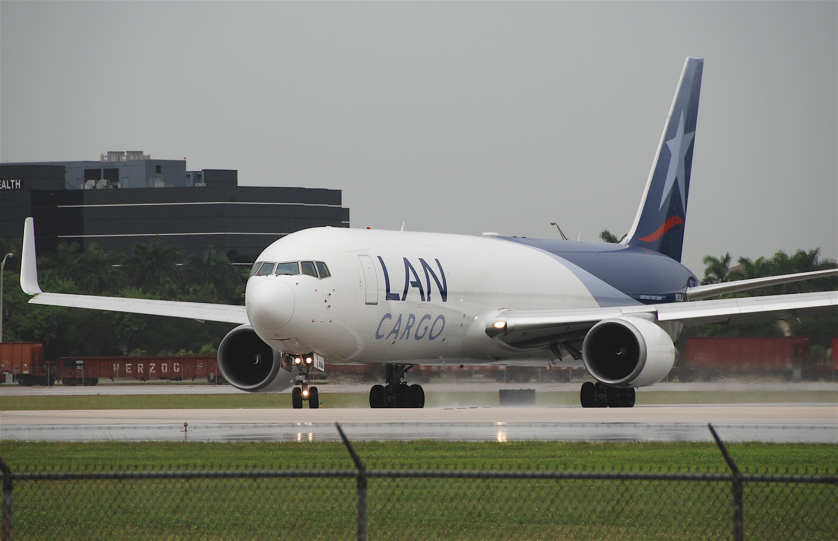 LAN Cargo Boeing 767-300ERF; N524LA@MIA;17.10.2011 626gp (6447045377)
