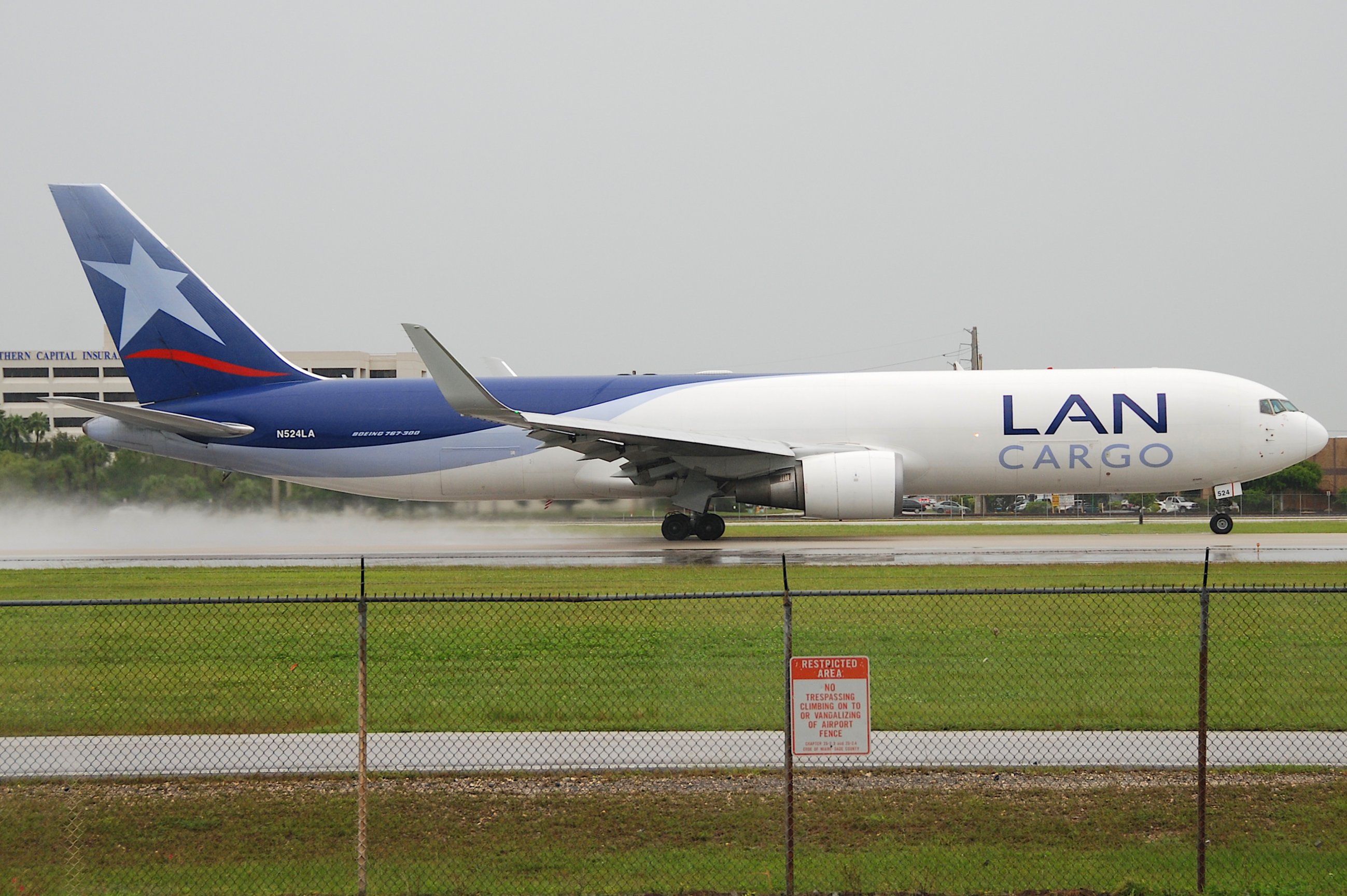 LAN Cargo Boeing 767-300ERF; N524LA@MIA;17.10.2011 626gu (6447062659)