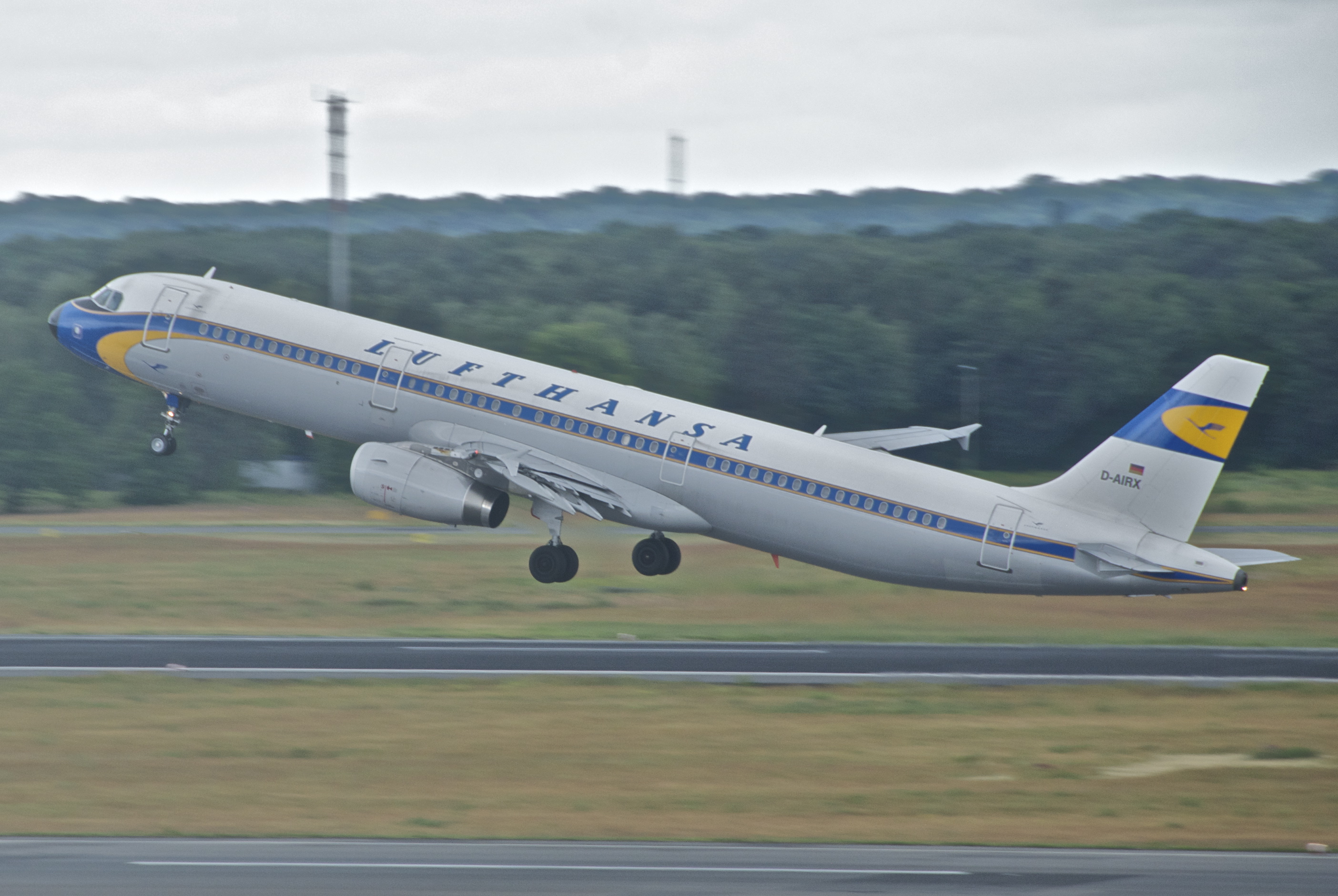 Lufthansa Airbus A321-131; D-AIRX@TXL;01.06.2012 653bw (7341498850)