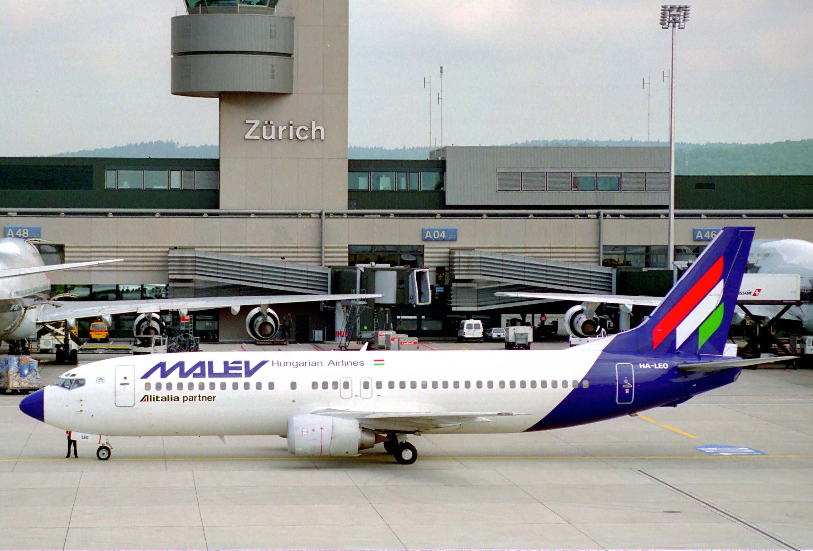 MALEV Hungarian Airlines Boeing 737-400; HA-LEO@ZRH;12.07.1995 (6170792306)