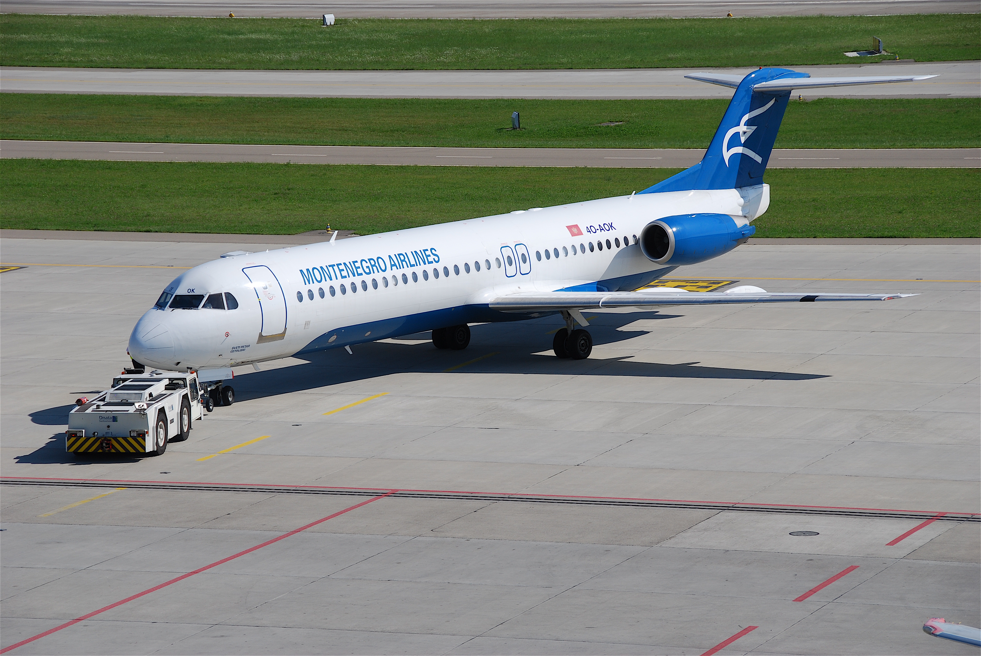 Montenegro Airlines Fokker 100, 4O-AOK@ZRH,04.08.2009-549dn - Flickr - Aero Icarus