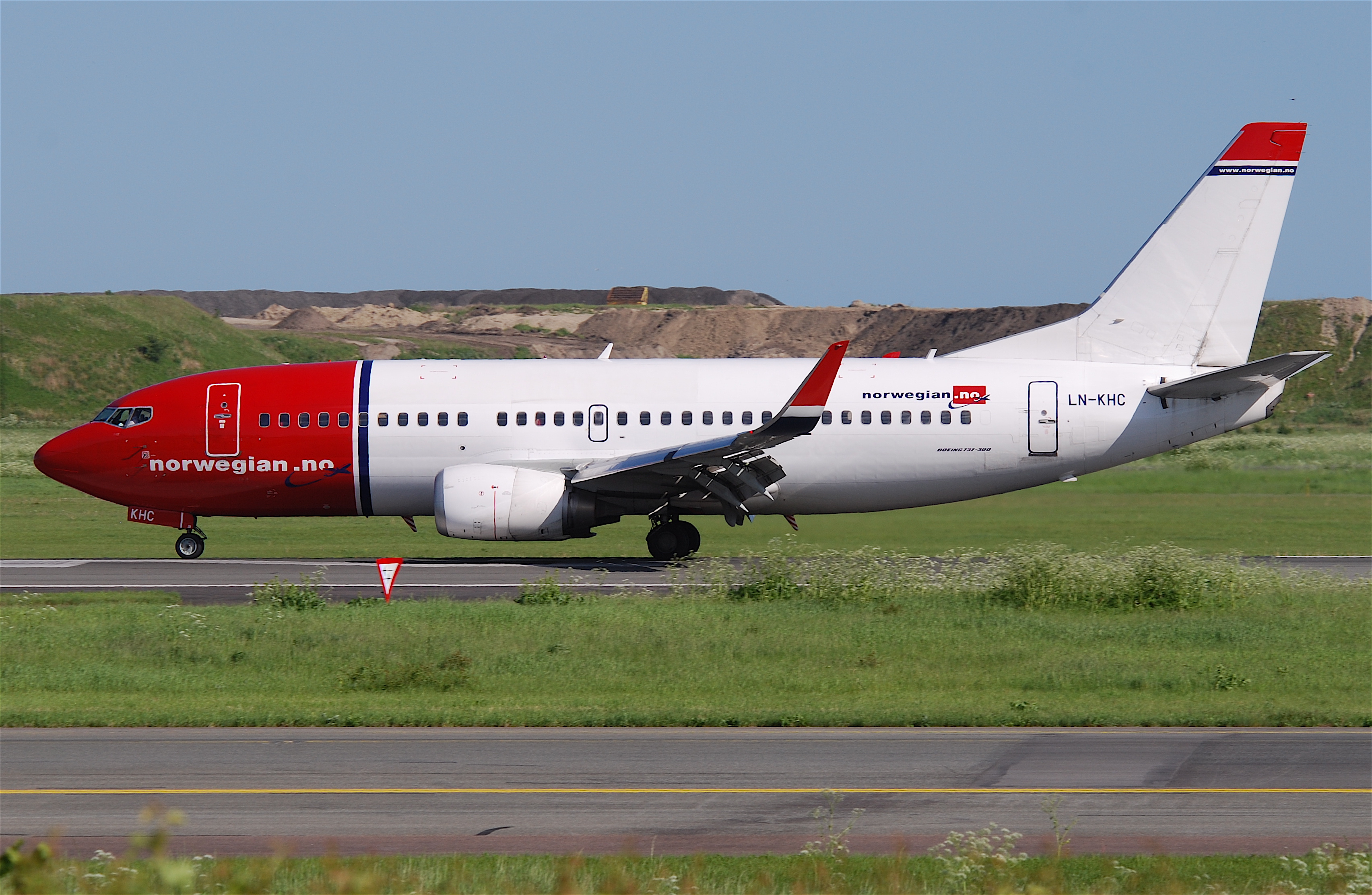Norwegian Boeing 737-300; LN-KHC@CPH;03.06.2010 574gs (4687903585)