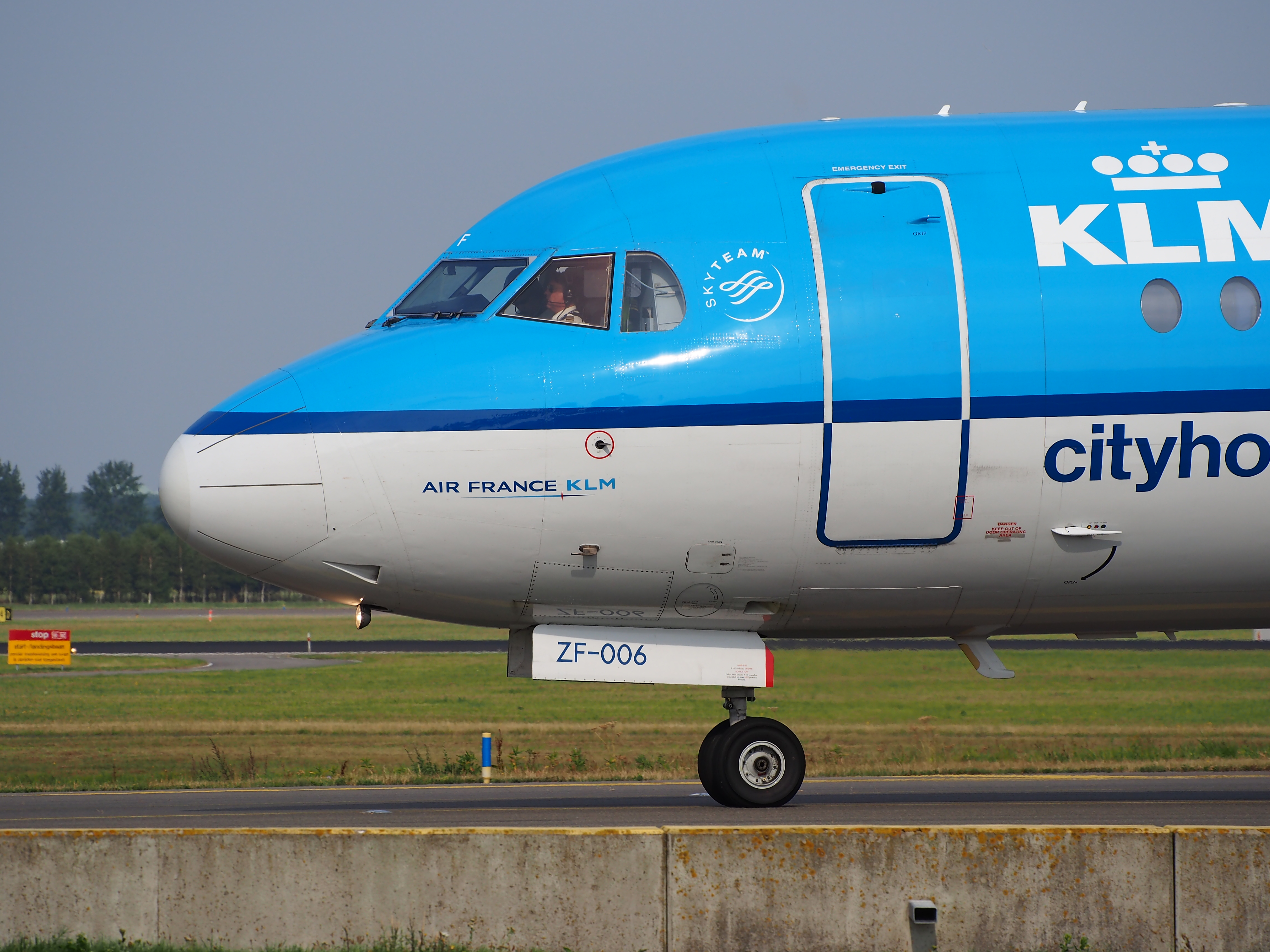 PH-KZF KLM Cityhopper Fokker F70 - cn 11577 taxiing, 25august2013 pic-3