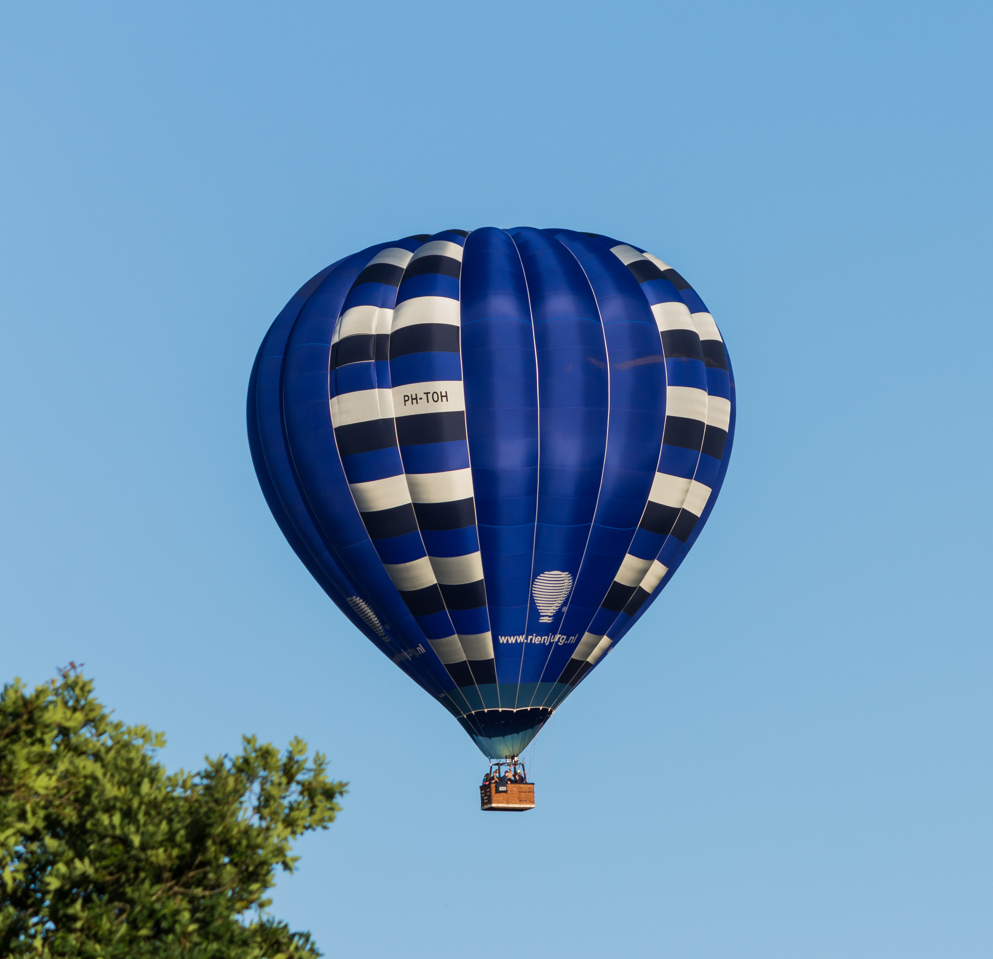 PH-TOH ballon op de Jaarlijkse Friese ballonfeesten in Joure