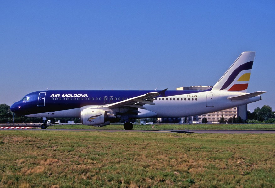 316em - Air Moldova Airbus A320-211; ER-AXW@CDG;06.09.2004 (8047005636)