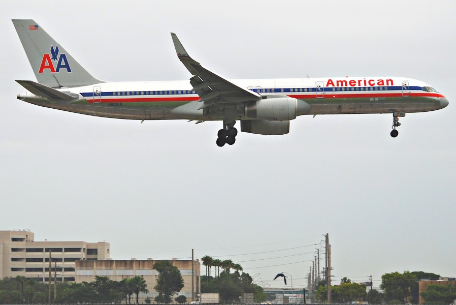 American Airlines Boeing 757-223; N195AN@MIA;17.10.2011 626dg (6446790731)