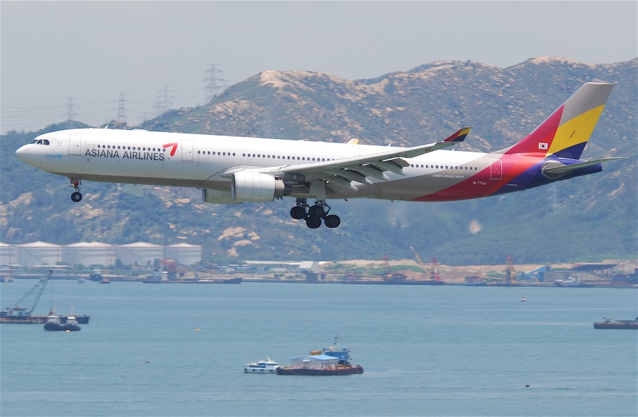 Asiana Airlines Airbus A330-300; HL7754@HKG;04.08.2011 615gk (6207797384)