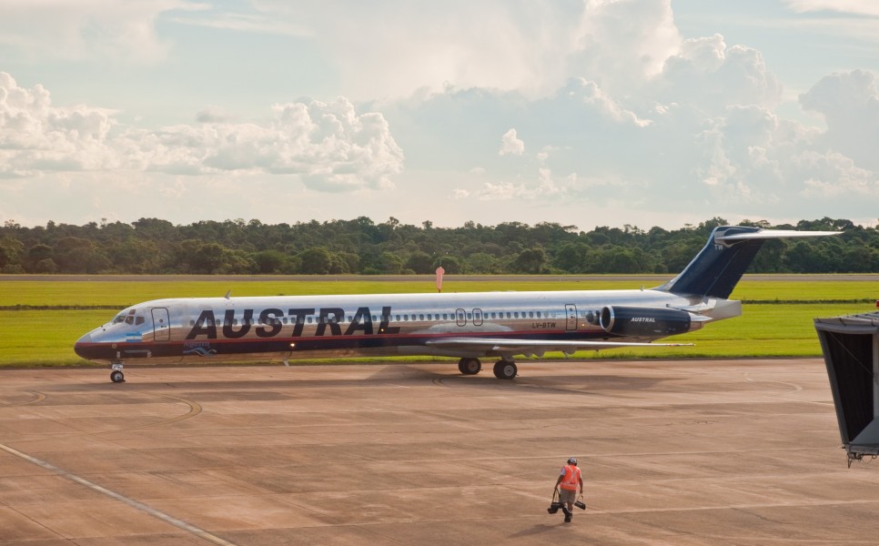 Austral MD80, Puerto Iguazu, Misiones, Jan. 2011 - Flickr - PhillipC