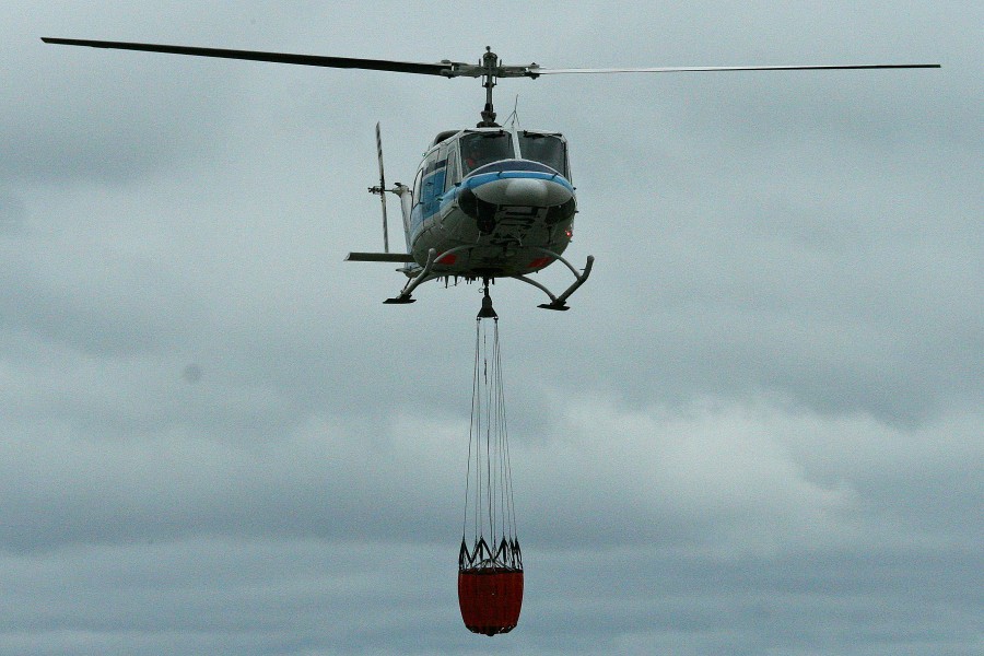 Bell 212 SE-JJL and water bucket! (8365749508)
