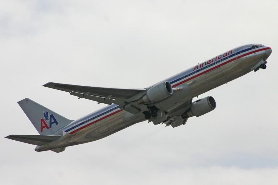 Boeing 767-323ER N376AN American Airlines (6658039303)