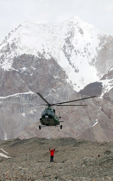 直升机落地人体指示牌 sign of helicopters landing point (4154728961)