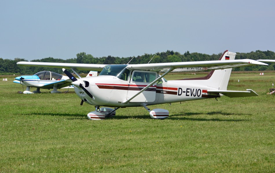 Cessna 172P Skyhawk (D-EVJO) 02