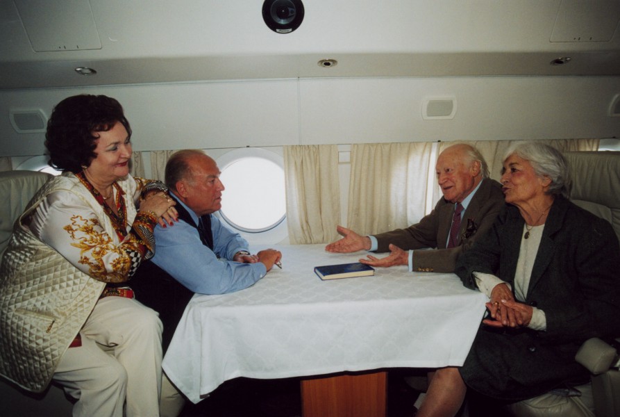 В. С. Черномырдин с супругой и Морис Дрюон с супругой в салоне самолёта