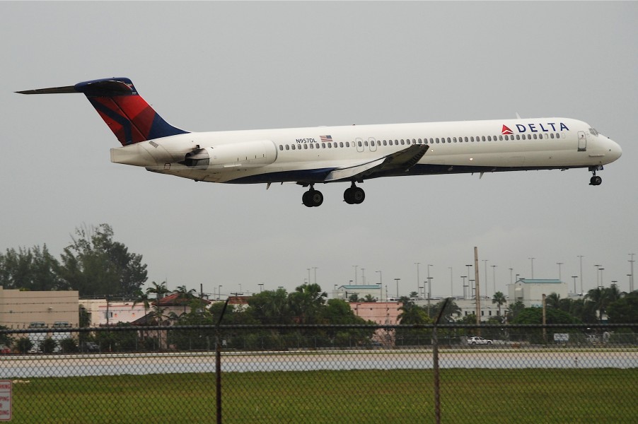 Delta Air Lines MD-88; N957DL@MIA;17.10.2011 626es (6446921843)