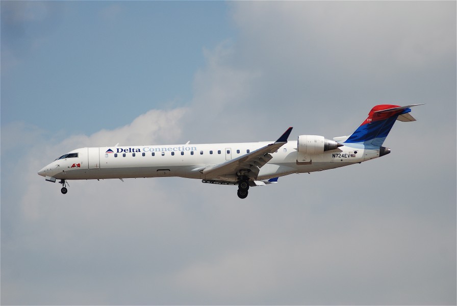 Delta Connection Canadair CRJ-700; N724EV@LAX;21.04.2007 466he (4289218922)