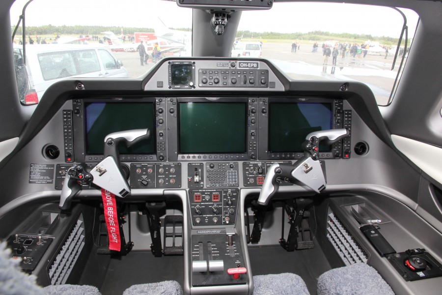 Embraer EMB-500 Phenom 100 OH-EPB Turku Airshow 2015 03 cockpit