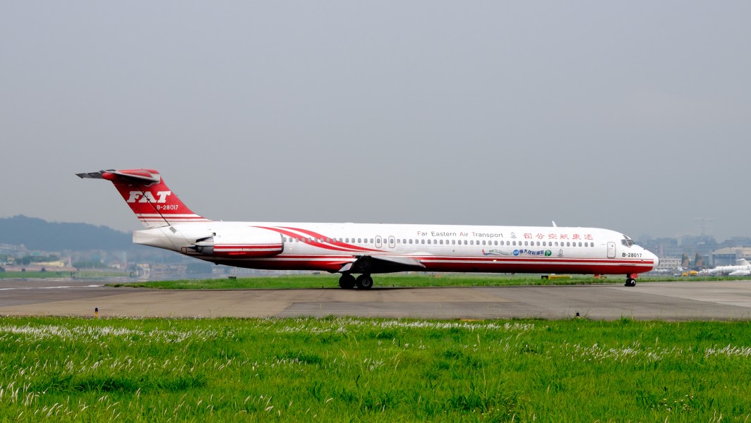Far Eastern Air Transport MD-82 B-28017 Arrival to Taipei Songshan Airport 20150427c