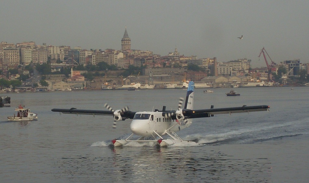 Haliç'e yeni iniş yapan bir deniz uçağı - Mayıs 2013