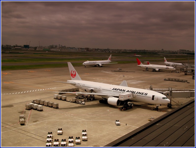 HANEDA AIRPORT DOMESTIC TERMINAL OBSERVATION DECK TOKYO JAPAN JUNE 2012 (7408739708)