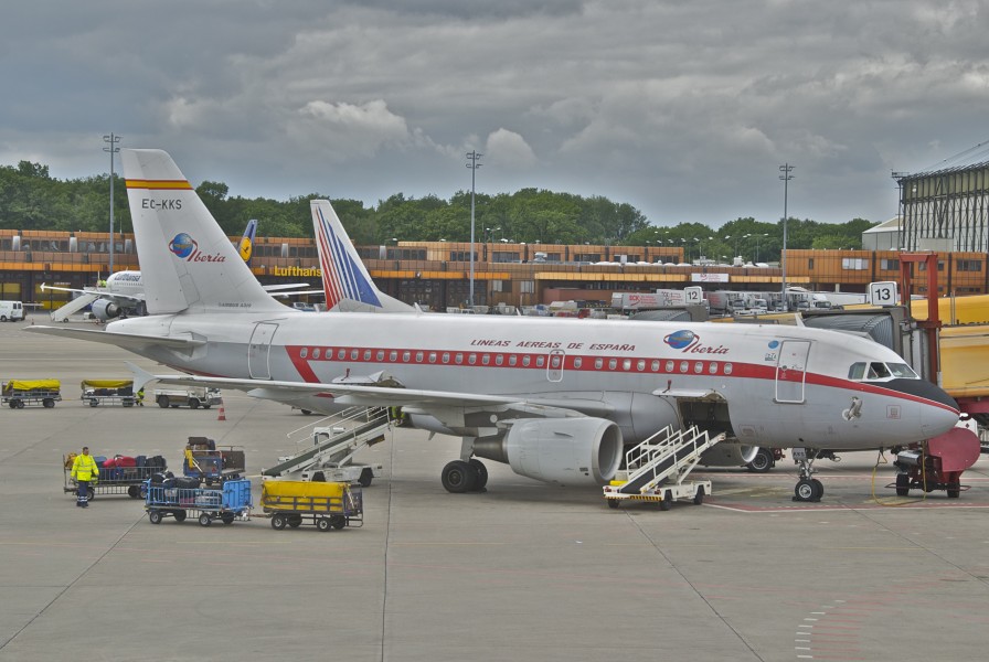 IBERIA Airbus A319-111; EC-KKS@TXL;01.06.2012 653eg (7341500568)