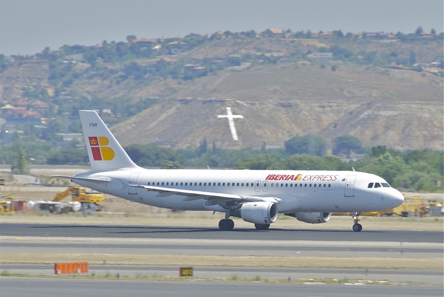 IBERIA Express Airbus A320-211; EC-FNR@MAD;30.06.2012 658by (7488443756)