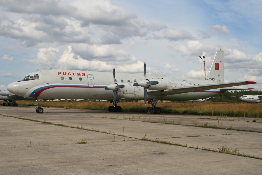 Ilyushin IL-18D RA-75454 (8557329221)