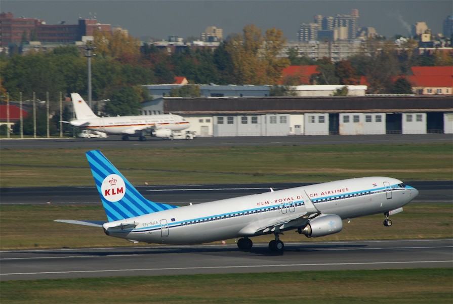 KLM Boeing 737-800; PH-BXA@TXL;18.10.2010 588bz (5095144006)