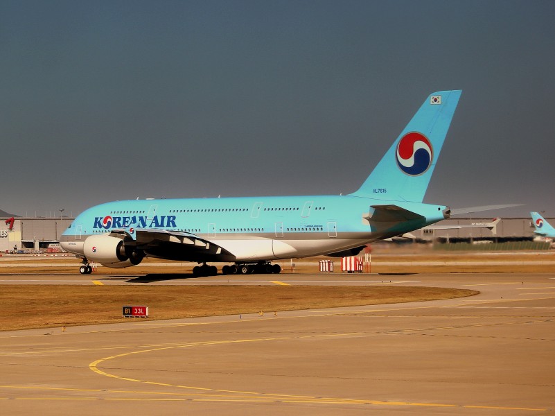 KOREAN AIR AIRBUS A380-800 LINED UP FOR DEPARTURE AT SEOUL INCHEON AIRPORT SOUTH KOREA OCT 2012 (8181812649)