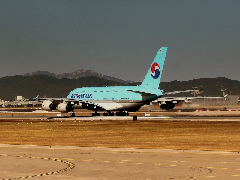 KOREAN AIR AIRBUS A380-800 ON DEPARTURE AT SEOUL INCHEON AIRPORT SOUTH KOREA OCT 2012 (8181849690)