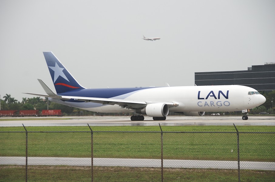 LAN Cargo Boeing 767-300ERF; N524LA@MIA;17.10.2011 626gs (6447054149)