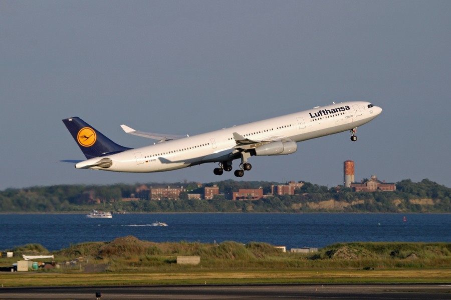 Lufthansa D-AIFB A340