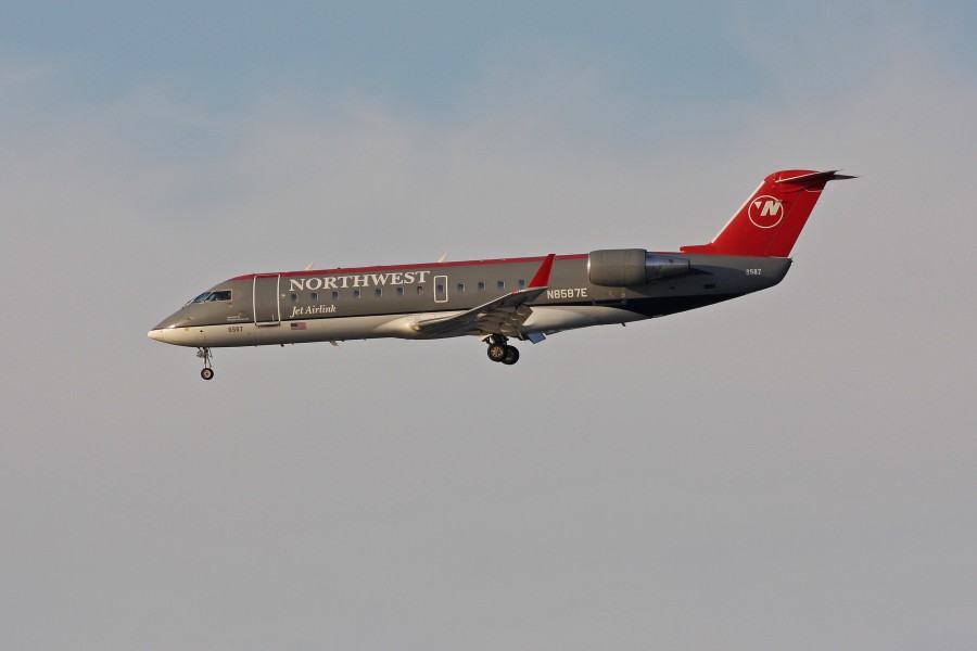 Northwest N8587E CRJ200