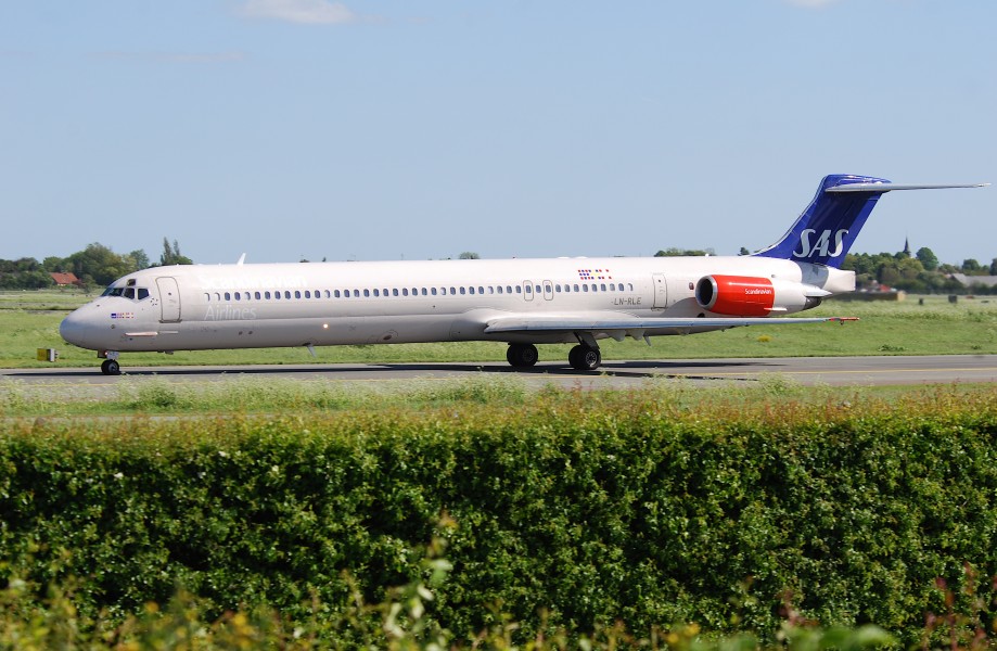 Scandinavian Airlines MD-82; LN-RLE@CPH;03.06.2010 574fc (4688472382) (2)