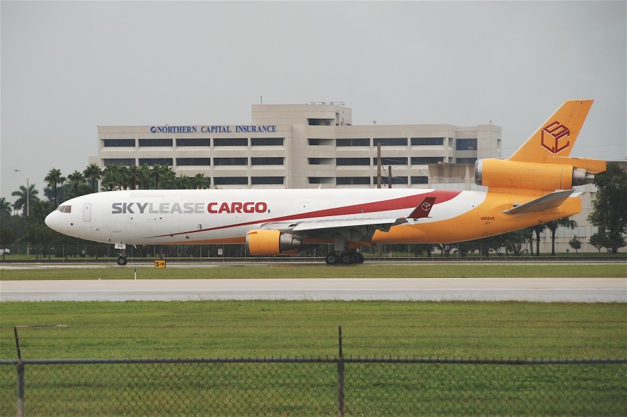 SkyLease Cargo MD-11F; N952AR@MIA;17.10.2011 626bu (6446686307)