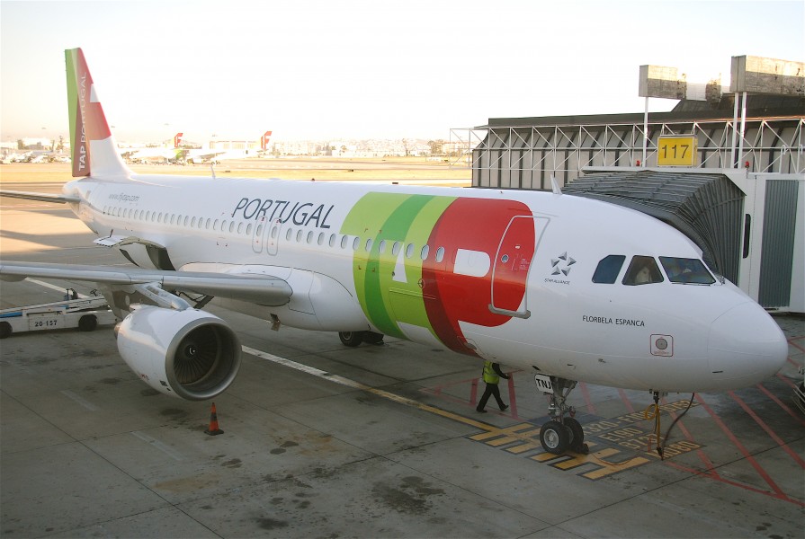 TAP Air Portugal Airbus A320-214; CS-TNJ@LIS;13.07.2011 608am (5939433403)