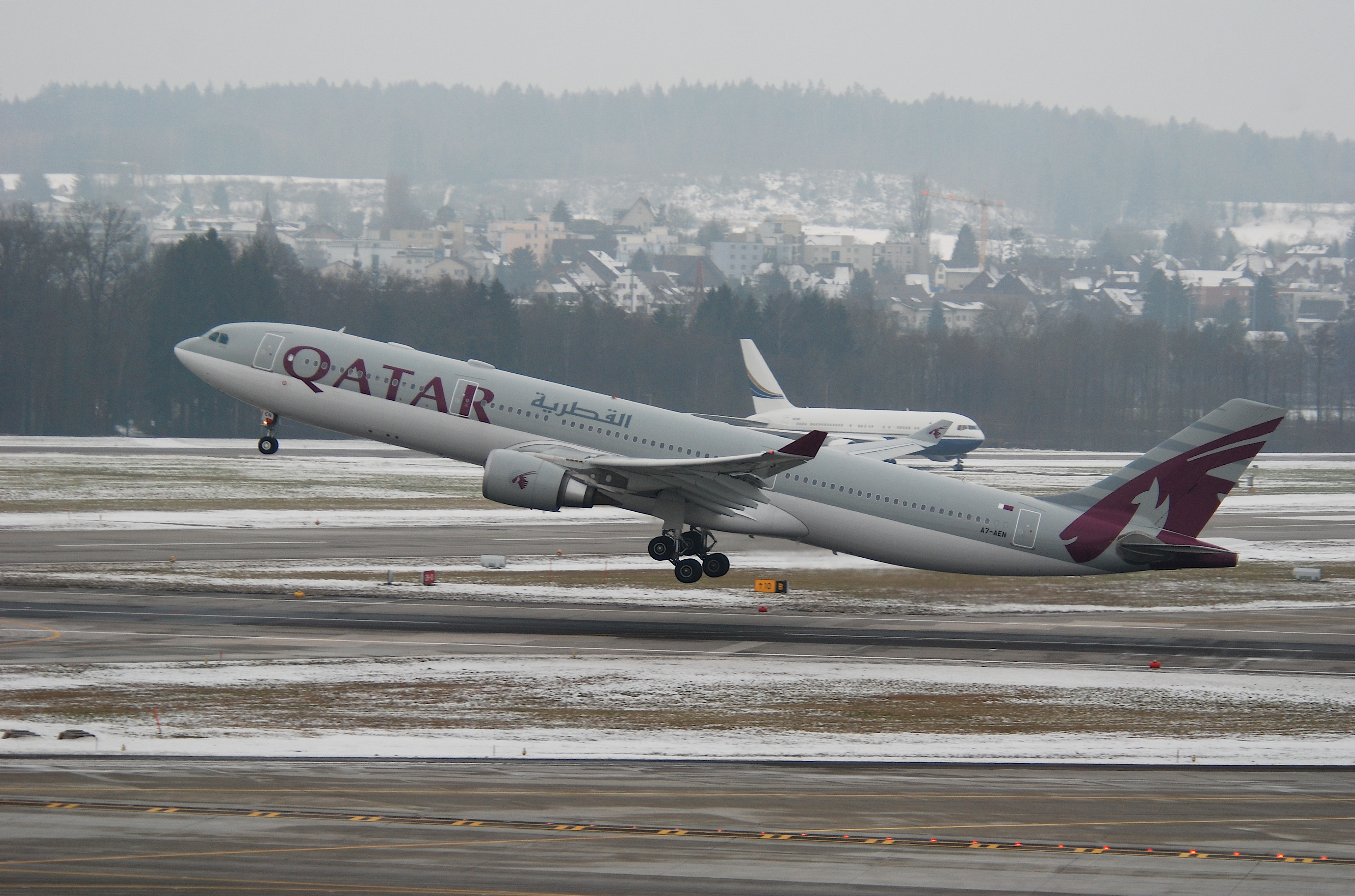 Qatar Airways Airbus A330-302; A7-AEN@ZRH;16.01.2010 561ci (4282066147)