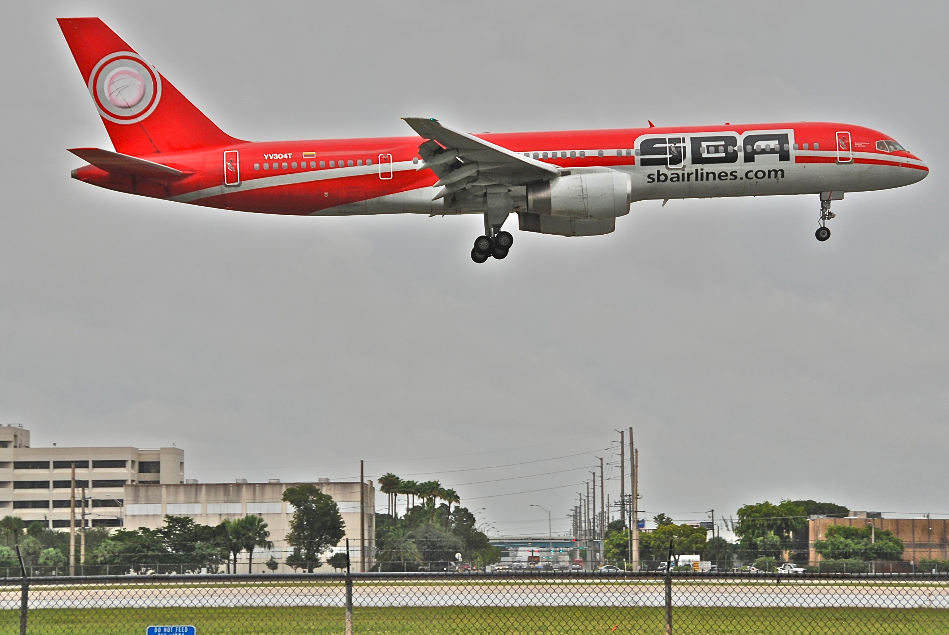 SBA Santa Barbara Airlines Boeing 757-21B; YV304T@MIA;17.10.2011 626iw (6697816487)