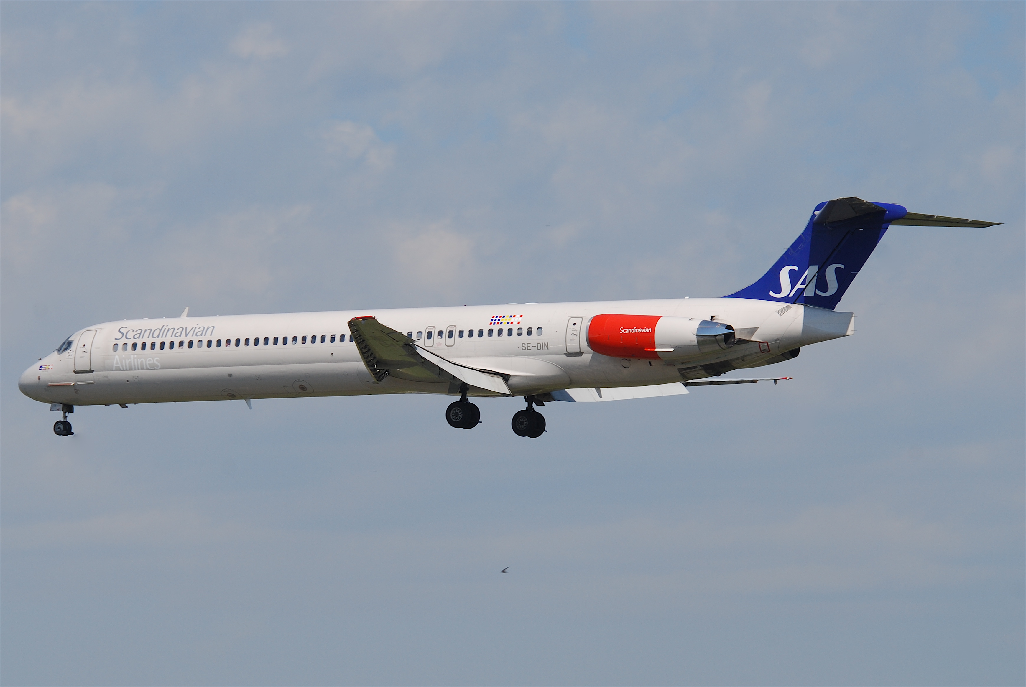 Scandinavian Airlines MD-81; SE-DIN@FRA;06.07.2011 603gm (5914624767)