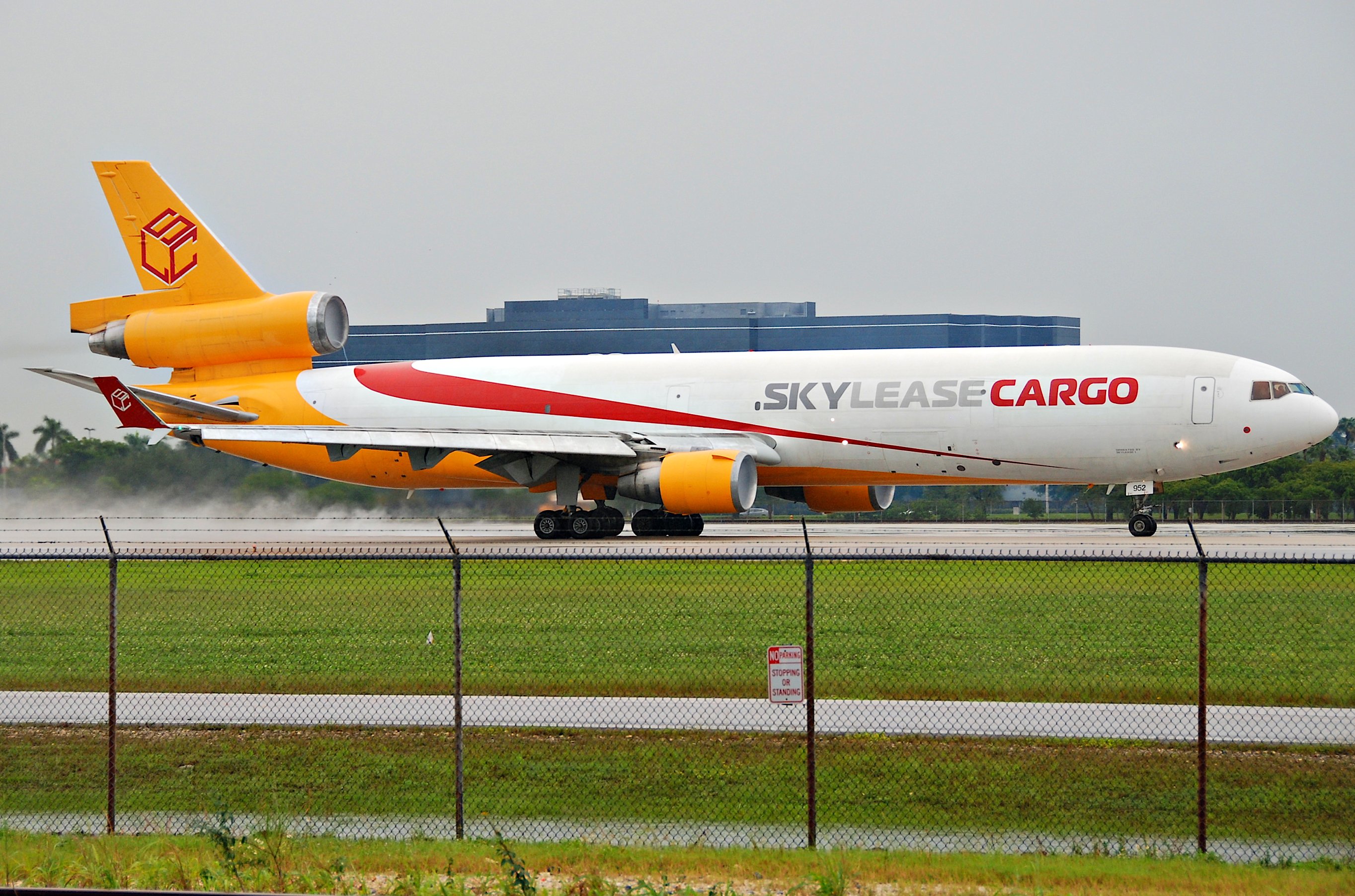 SkyLease Cargo MD-11F; N952AR@MIA;17.10.2011 626cd (6313091318)
