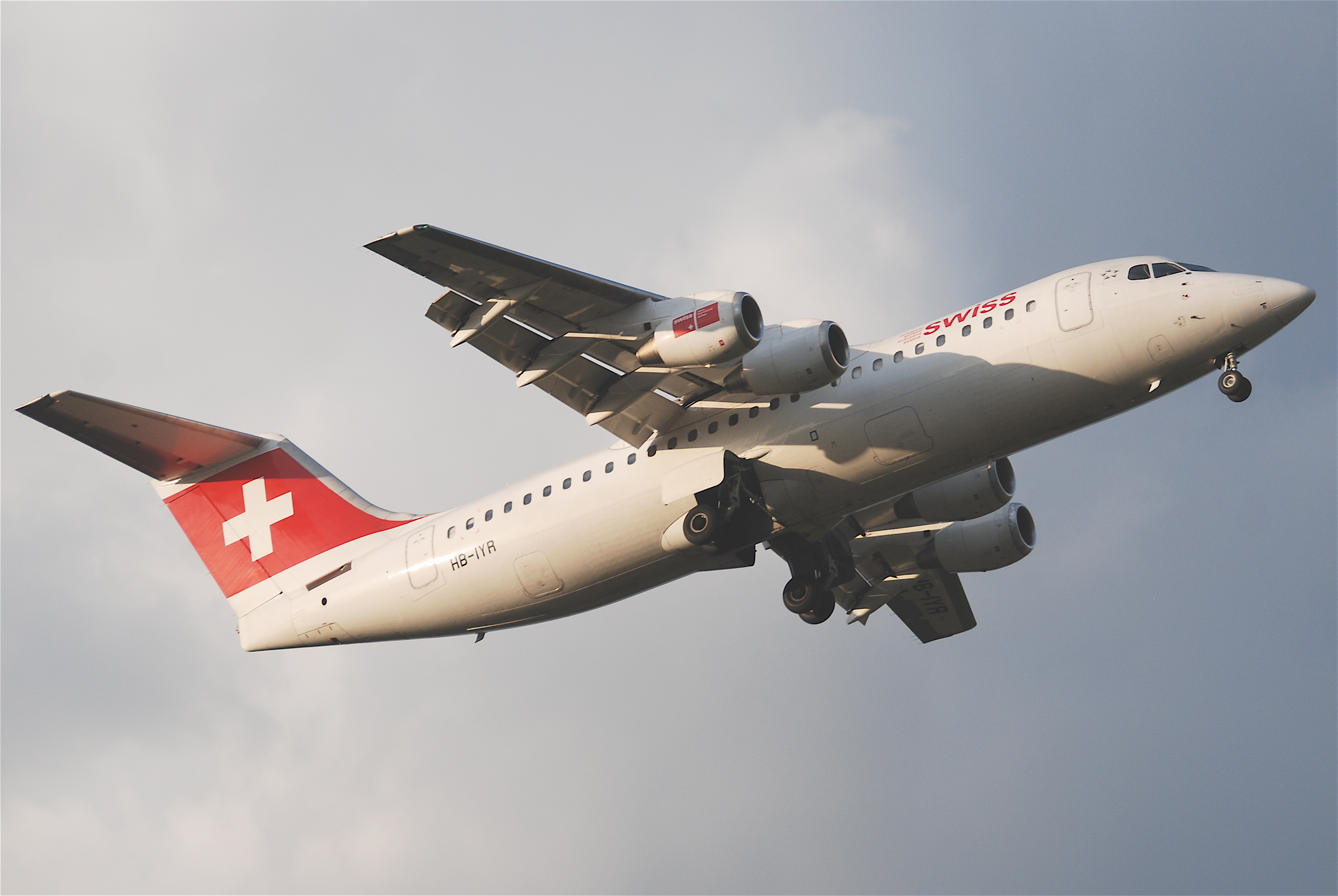 Swiss Avro RJ 100; HB-IYR@ZRH;30.06.2011 601co (5897415680)