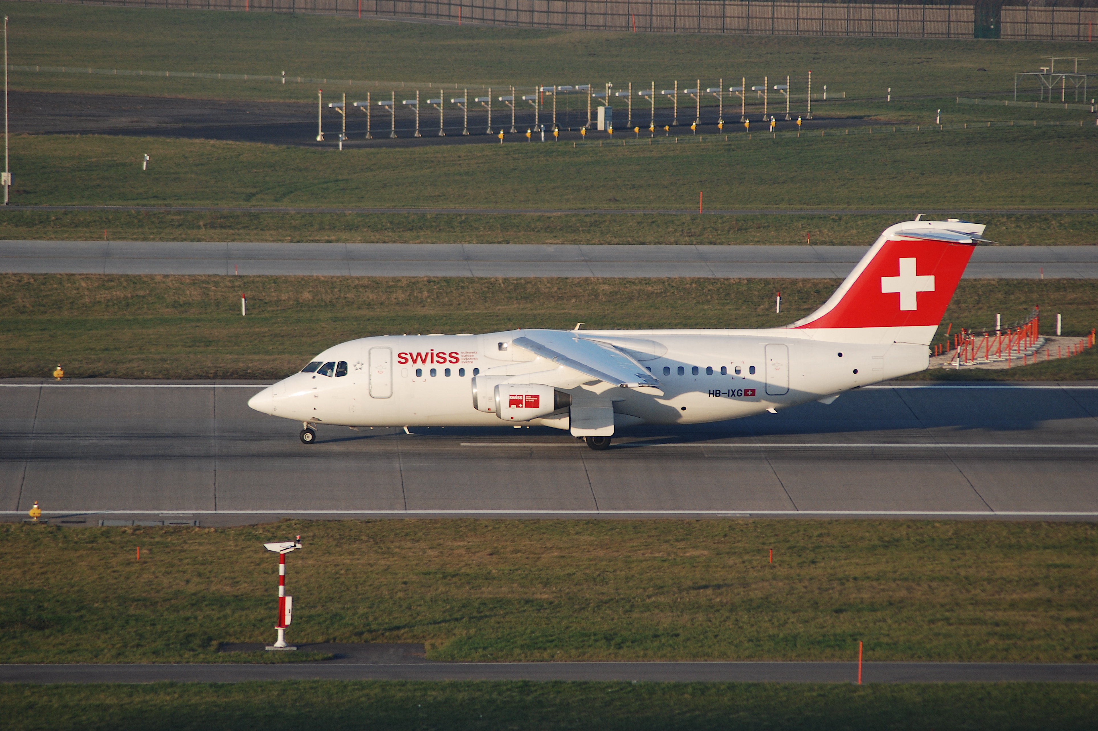 Swiss Avro RJ 85, HB-IXG@ZRH,28.12.2006-444cp - Flickr - Aero Icarus