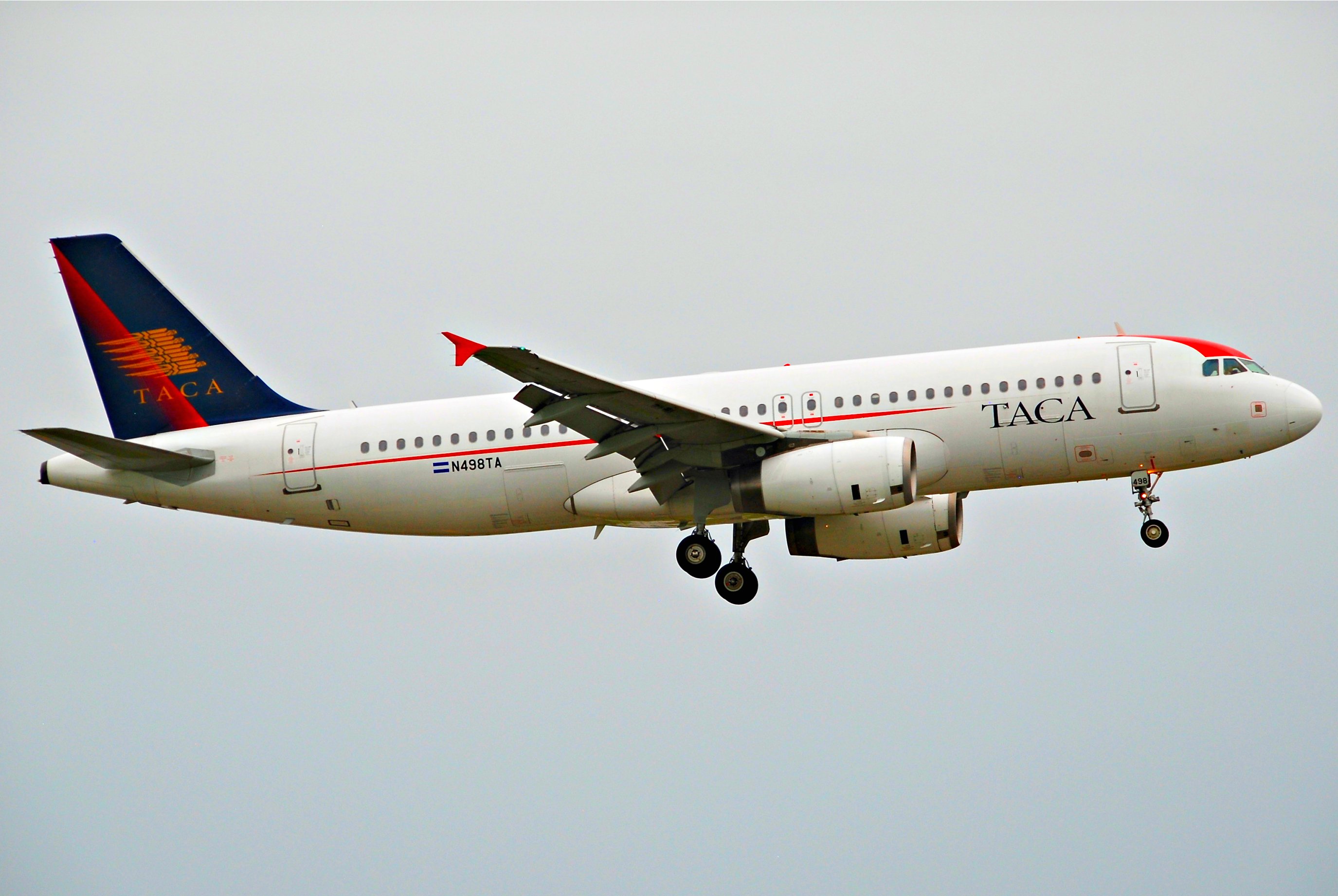 TACA Airbus A320-233; N498TA@MIA;17.10.2011 626na (6698028649)