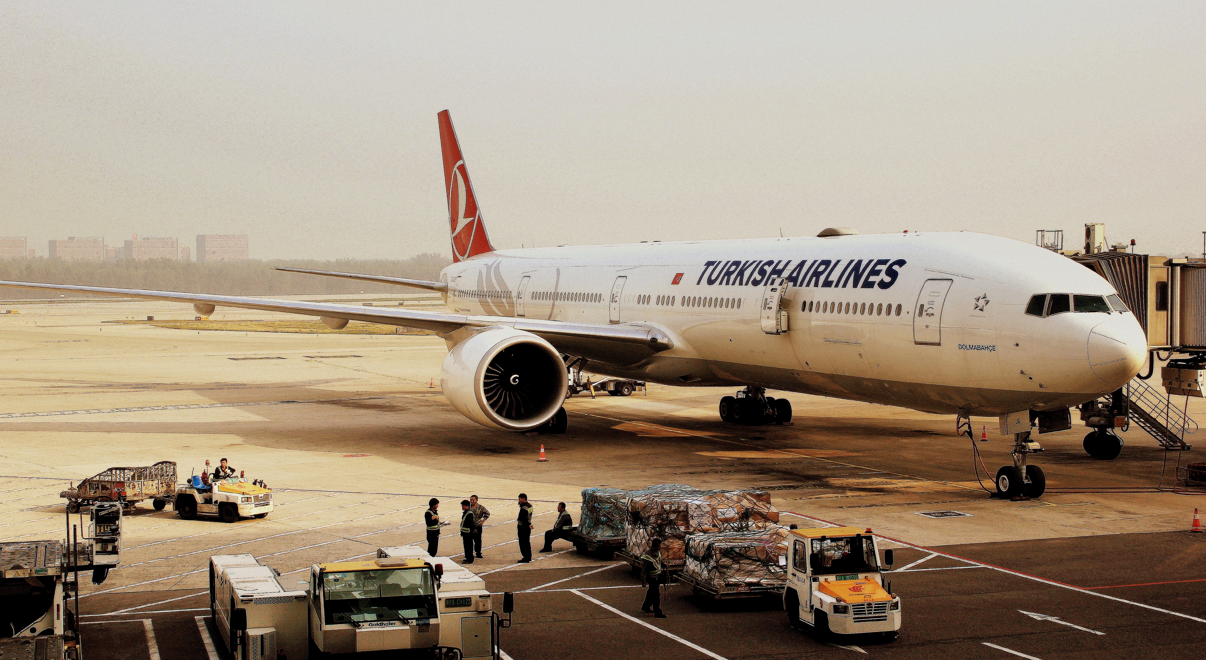 TURKISH AIRLINES BOEING 777-300 AT THE GATE AT BEIJING CAPITAL AIRPORT CHINA OCT 2012 (8169464879)
