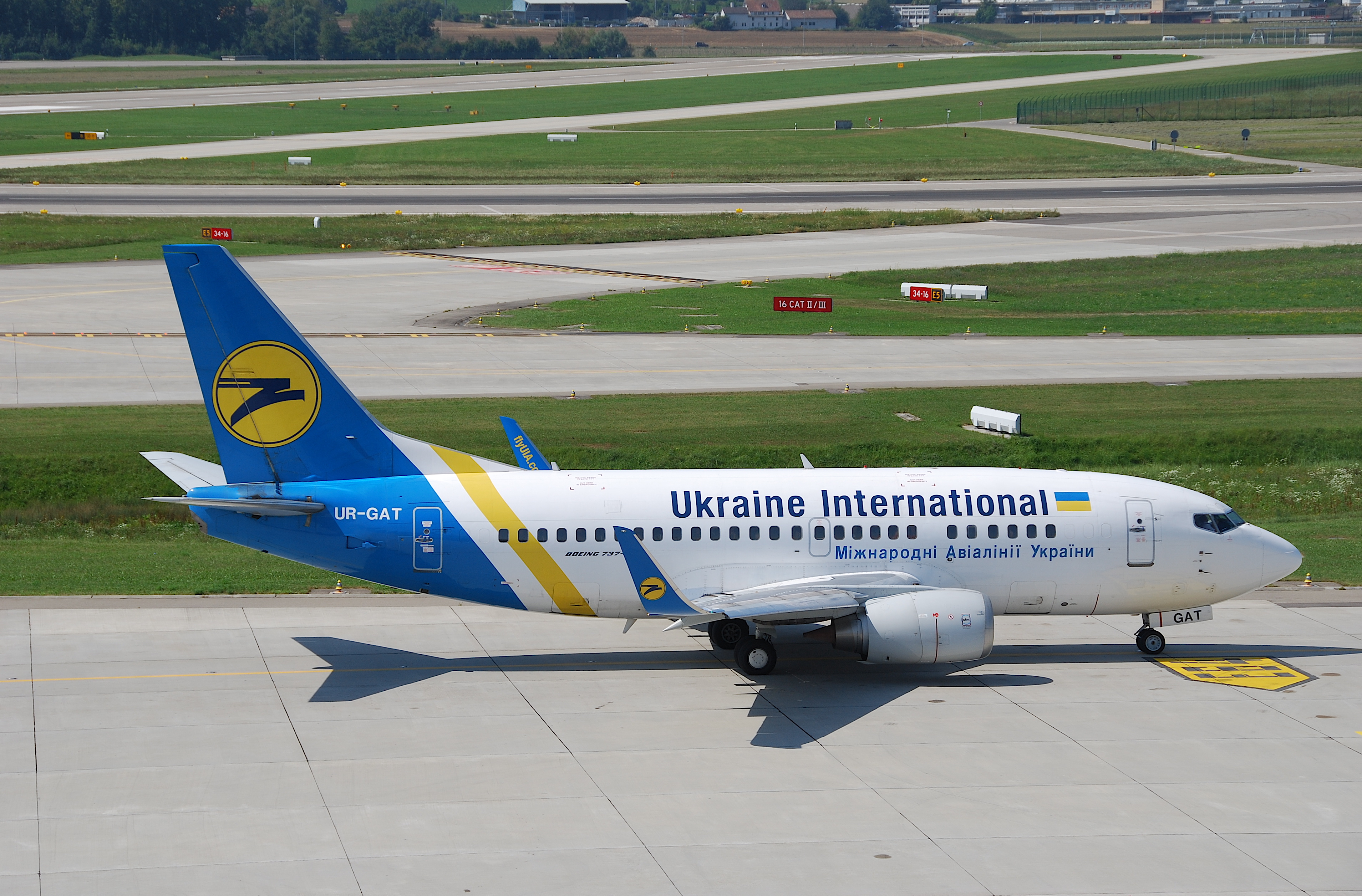 Ukraine International Boeing 737-500; UR-GAT@ZRH;20.08.2009 551dl (4327999362)