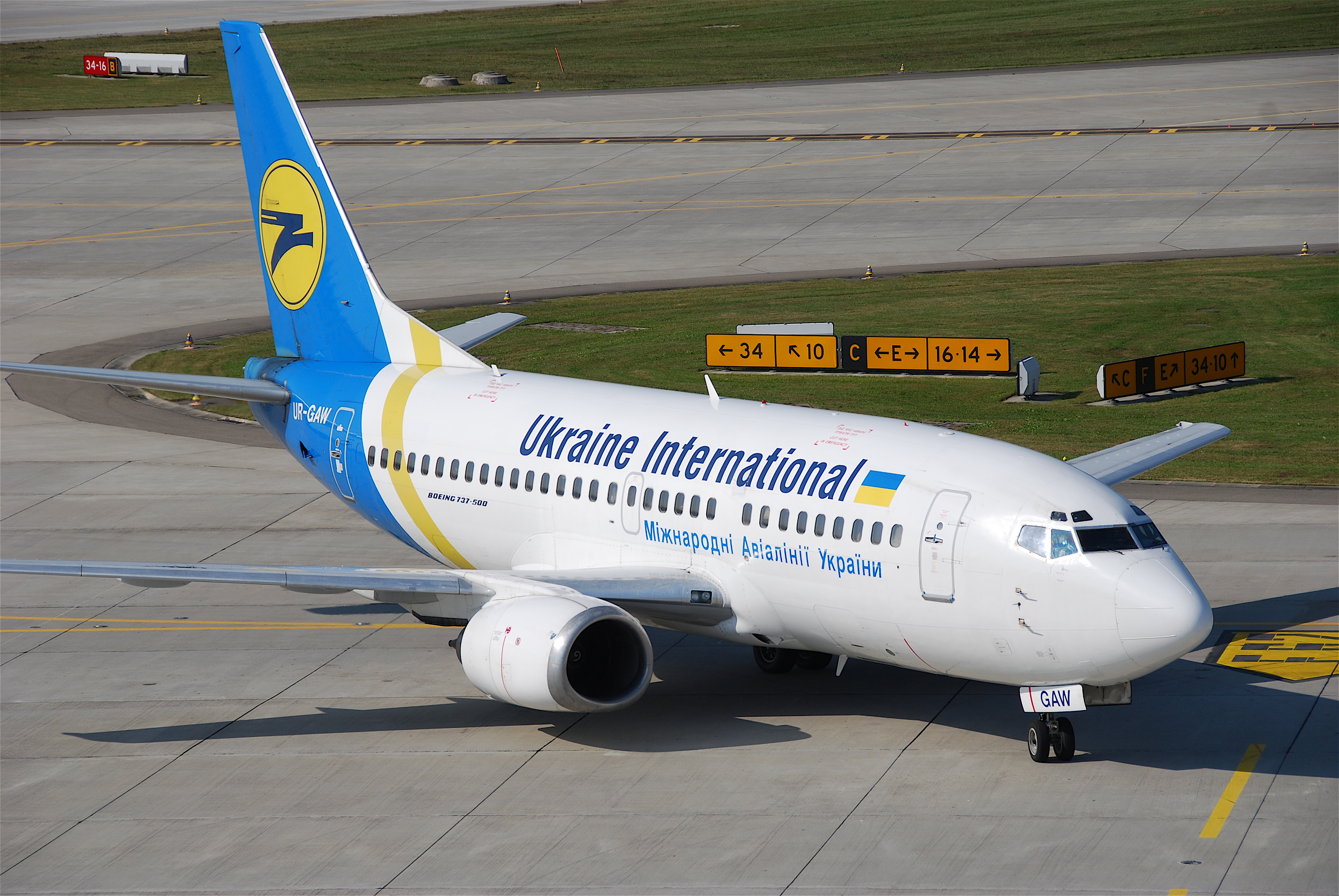 Ukraine International Boeing 737-500; UR-GAW@ZRH;10.09.2009 555cv (4329646093)