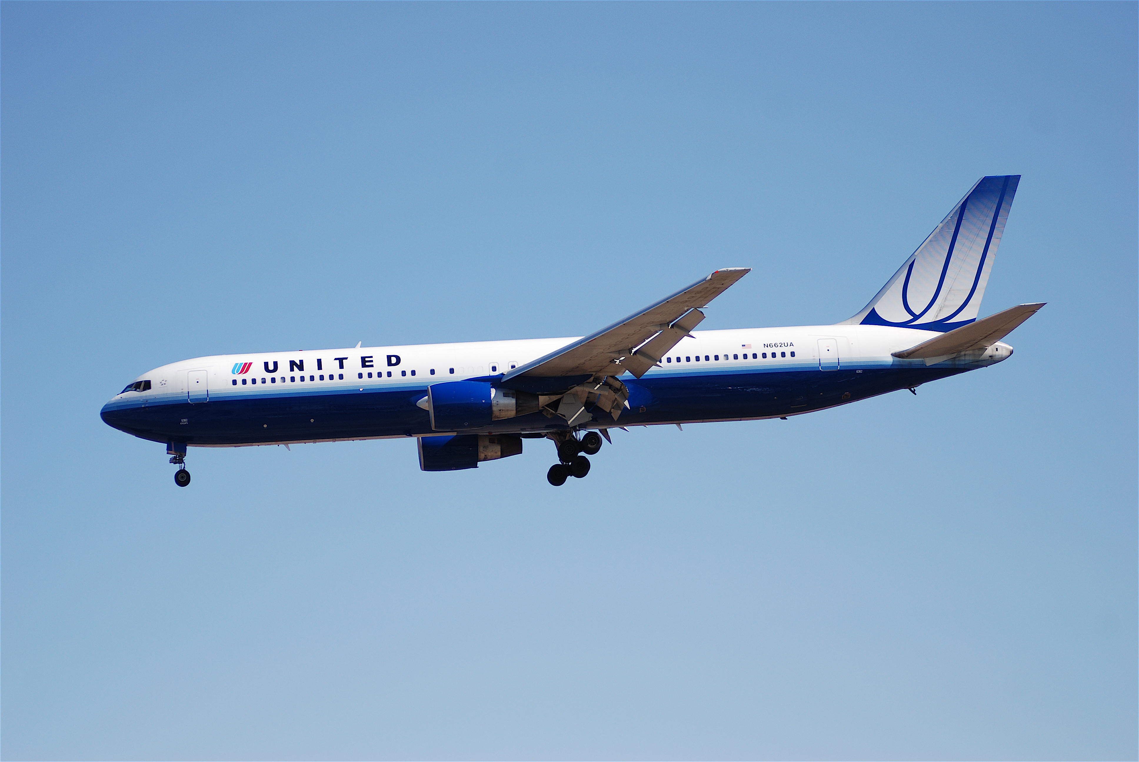 United Airlines Boeing 767-300; N662UA@LAX;18.04.2007 463gf (4270251405)