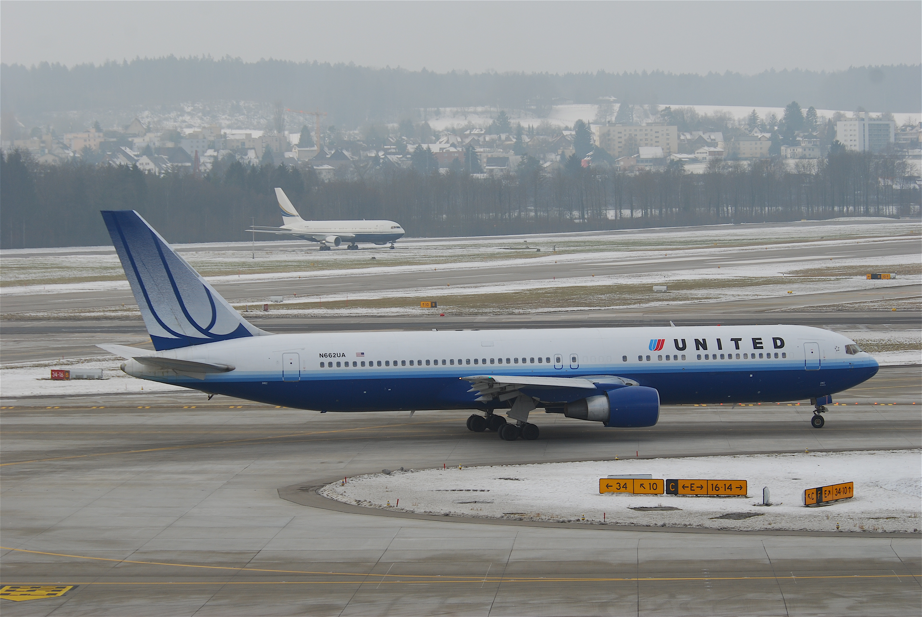 United Airlines Boeing 767-300; N662UA@ZRH;16.01.2010 561di (4282188201)