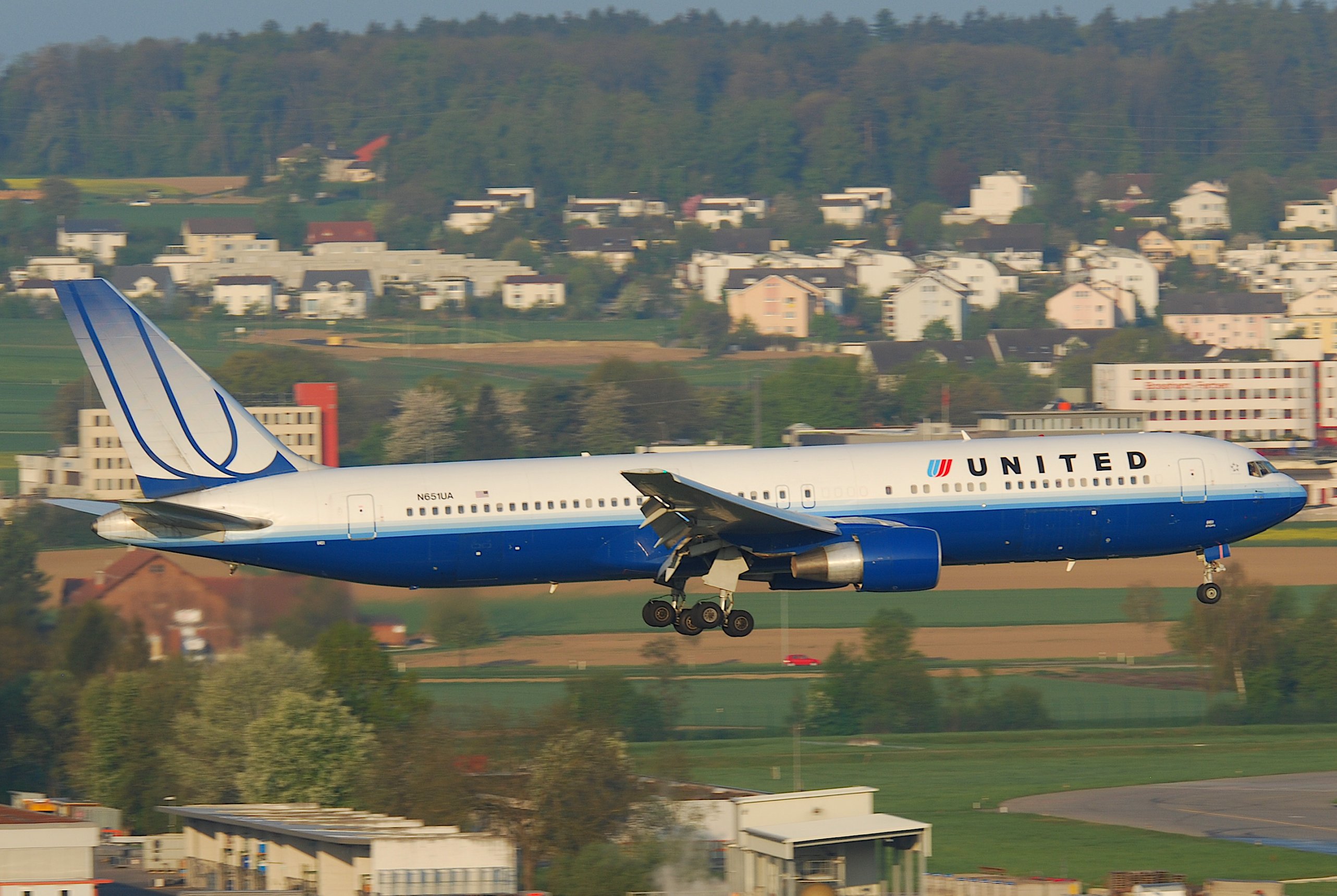 United Airlines Boeing 767-322ER; N651UA@ZRH;16.04.2011 595bu (5629402966)