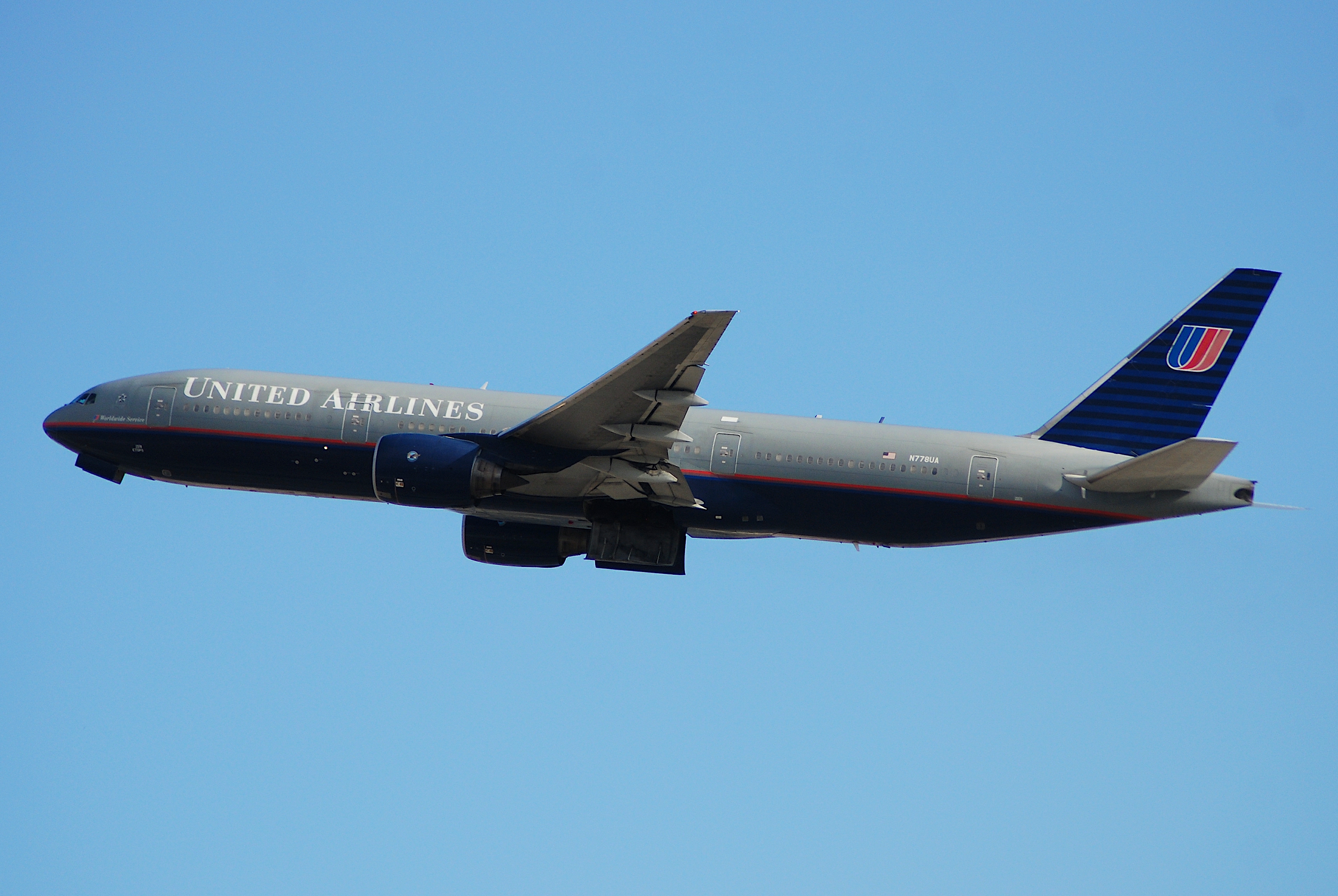 United Airlines Boeing 777-222; N778UA@LAX;18.04.2007 463cu (4270884696)